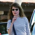 Exclusif - L'actrice Lara Flynn Boyle, méconnaissable, fait du shopping avec sa mère au Beverly Glen Market à Bel Air. Le 16 octobre 2013.