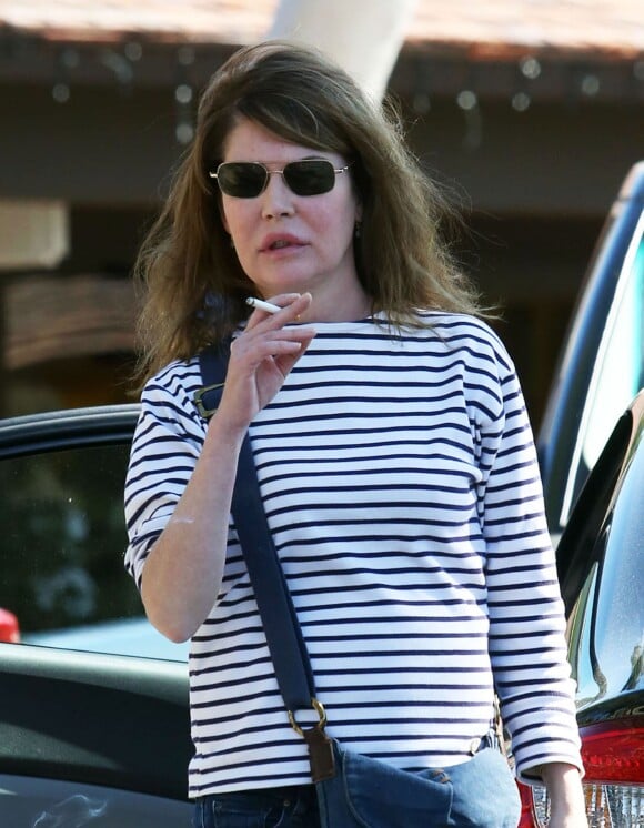 Exclusif - L'actrice Lara Flynn Boyle, méconnaissable, fait du shopping avec sa mère au Beverly Glen Market à Bel Air. Le 16 octobre 2013.