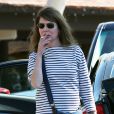 Exclusif - Lara Flynn Boyle, méconnaissable, fait du shopping avec sa mère au Beverly Glen Market à Bel Air. Le 16 octobre 2013.