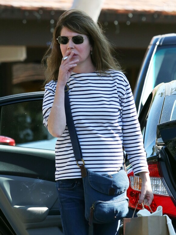 Exclusif - Lara Flynn Boyle, méconnaissable, fait du shopping avec sa mère au Beverly Glen Market à Bel Air. Le 16 octobre 2013.