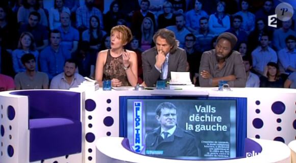 Natacha Polony mise sur un haut en dentelle dévoilant son soutien-gorge couleur chair dans On n'est pas couché sur France 2 le samedi 19 octobre 2013