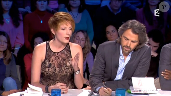 Natacha Polony mise sur un haut en dentelle dévoilant son soutien-gorge couleur chair dans On n'est pas couché sur France 2 le samedi 19 octobre 2013