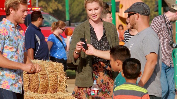 Ireland Baldwin avec son boyfriend et Kim Basinger à la chasse à la citrouille