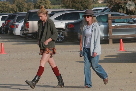 Exclusif - Ireland Baldwin et sa mère Kim Basinger achètent une énorme citrouille dans le quartier de Woodland Hills, Los Angeles le 13 octobre 2013.