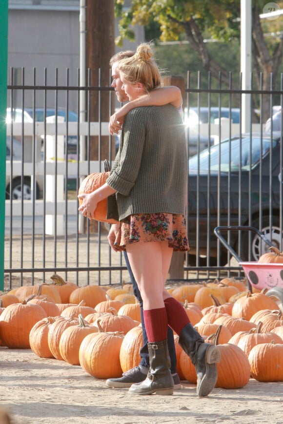 Exclusif - Ireland Baldwin et son petit-ami Slater Trout dans le quartier de Woodland Hills, Los Angeles le 13 octobre 2013.