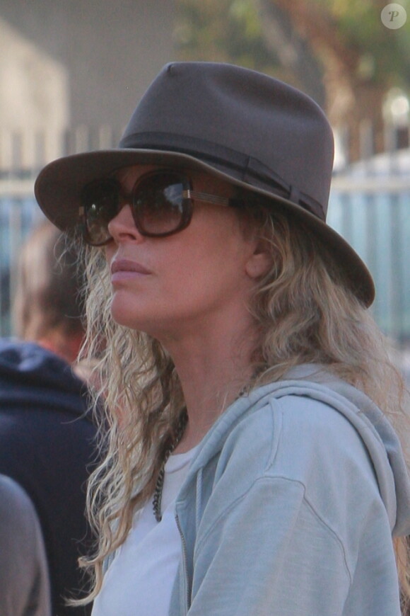 Exclusif - Kim Basinger à la chasse à la citrouille avec sa fiile Ireland Baldwin et son petit ami dans le quartier de Woodland Hills, Los Angeles le 13 octobre 2013.