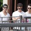 Nick, Joe et Kevin Jonas sont allés déjeuner ensemble à Oahu, Hawaii. Le 26 septembre 2013.