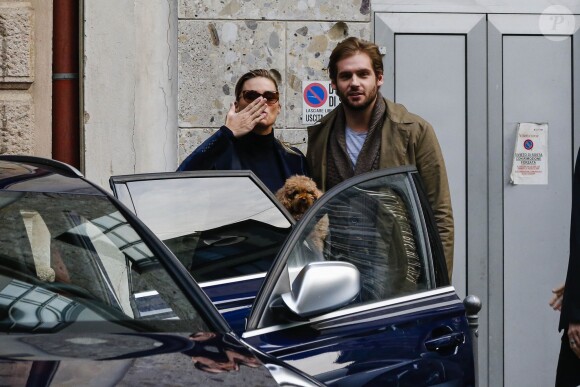 Michelle Hunziker et Tomaso Trussardi devant chez eux avec leur petite Sole le 19 octobre 2013 à Milan.