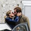 Michelle Hunziker et Tomaso Trussardi sortent de chez eux avec leur petite Sole le 19 octobre 2013 à Milan.