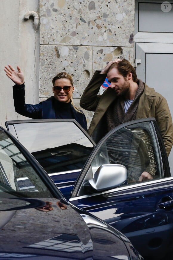 Tomaso Trussardi et Michelle Hunziker sortent de chez eux avec leur petite Sole le 19 octobre 2013 à Milan.