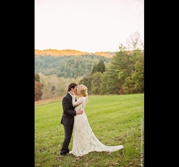 Kelly Clarkson a épousé son fiancé Brandon Blackstock lors d'une cérémonie intime et bucolique, le dimanche 20 octobre 2013.