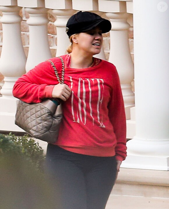 Exclusif - Kelly Clarkson et son fiancé Brandon Blackstock se promènent à Nashville, le 20 octobre 2013.