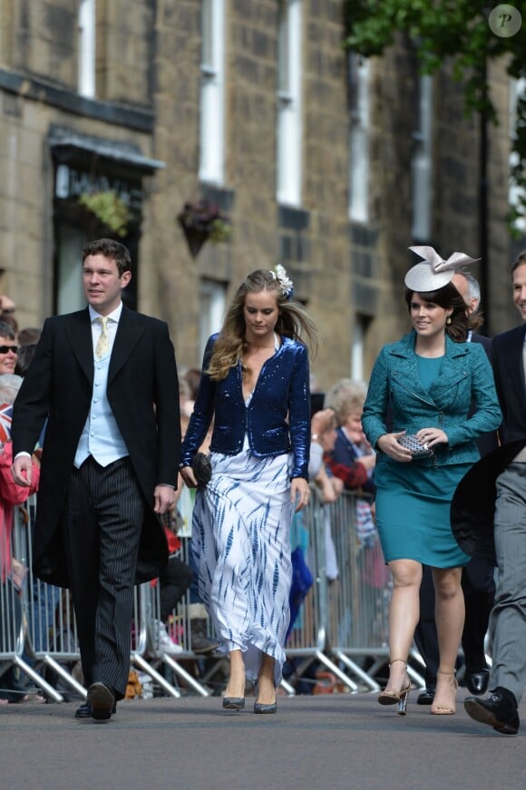Cressida Bonas, petite amie du prince Harry, avec son amie la princesse Eugenie d'York au mariage de Thomas van Straubenzee et Lady Melissa Percy le 22 juin 2013