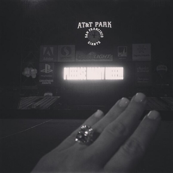 Kim Kardashian a accepté la demande en mariage de Kanye West, formulée le jour de son 33e anniversaire à l'AT&T Park de San Francisco. Le lundi 21 octobre 2013.