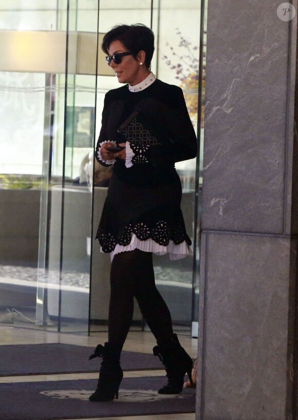 Kris Jenner quitte un hôtel à San Francisco. Le 22 octobre 2013.