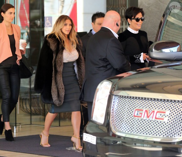 Kim Kardashian, sous bonne escorte et accompagnée de sa mère Kris Jenner, quitte un hôtel à San Francisco. Le 22 octobre 2013.