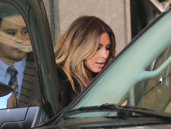 Kim Kardashian, sous bonne escorte et accompagnée de sa mère Kris Jenner, quitte un hôtel à San Francisco. Le 22 octobre 2013.