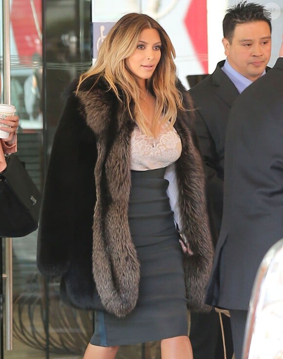 Kim Kardashian, sous bonne escorte et accompagnée de sa mère Kris Jenner, quitte un hôtel à San Francisco. Le 22 octobre 2013.