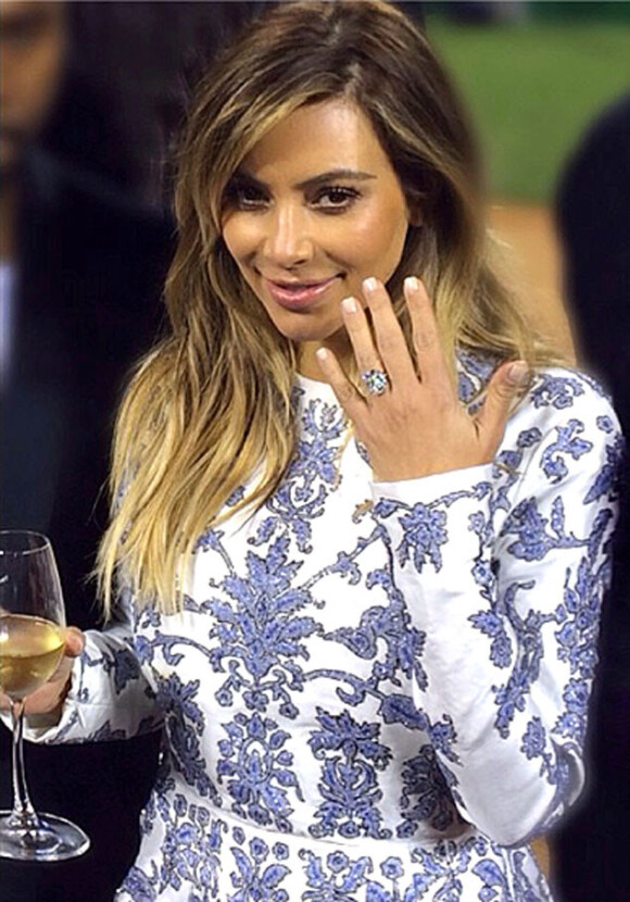 Kim Kardashian et son diamant imaginée par Lorraine Schwartz et offert par son fiancé Kanye West. San Francisco, le 21 octobre 2013.