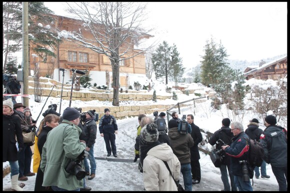 Le chalet de Roman Polanski assiégé par les journalistes alors que le réalisateur est assigné à residence, le 4 décembre 2009.