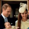 Le prince William et la duchesse Catherine ont fait baptiser leur fils le prince George de Cambridge, tout mignon et tout calme, en la chapelle royale du palais Saint James, à Londres, le 23 octobre 2013.