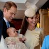 Le prince William et la duchesse Catherine ont fait baptiser leur fils le prince George de Cambridge, tout mignon et tout calme, en la chapelle royale du palais Saint James, à Londres, le 23 octobre 2013.