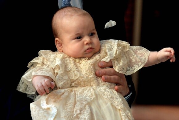 Le prince George de Cambridge, premier enfant du prince William et de Kate Middleton, a reçu le baptême de l'archevêque de Canterbury Justin Welby en la chapelle royale du palais Saint James, à Londres, le 23 octobre 2013.