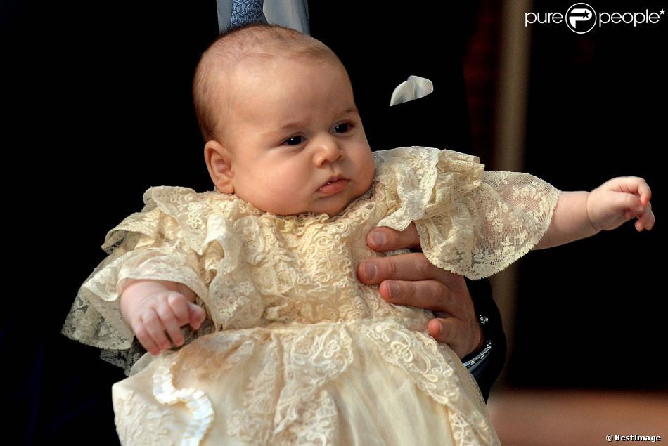Le prince George de Cambridge, premier enfant du prince William et de Kate Middleton, a reçu le baptême de l&#039;archevêque de Canterbury Justin Welby en la chapelle royale du palais Saint James, à Londres, le 23 octobre 2013.