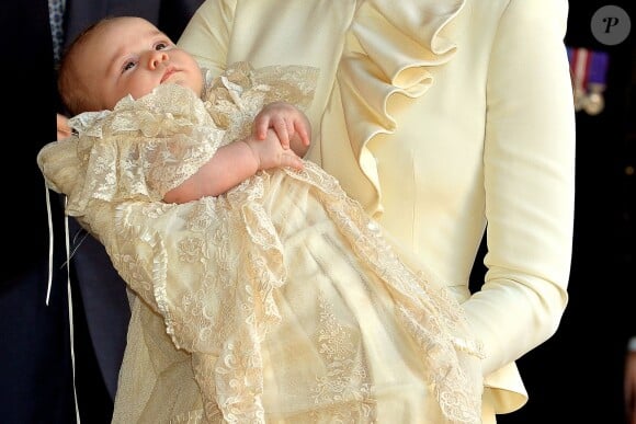Le prince George de Cambridge, dans la réplique de la robe baptismale de la princesse Victoria, a reçu le baptême de l'archevêque de Canterbury Justin Welby en la chapelle royale du palais Saint James, à Londres, le 23 octobre 2013.