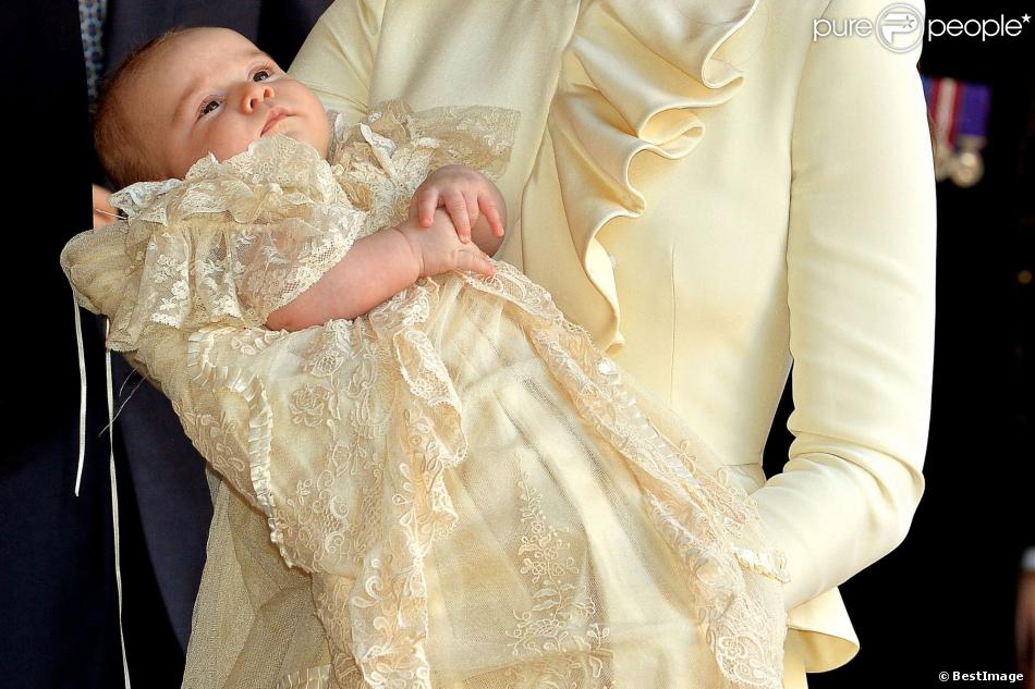 Le prince George de Cambridge, dans la réplique de la robe baptismale de la princesse Victoria, a reçu le baptême de l&#039;archevêque de Canterbury Justin Welby en la chapelle royale du palais Saint James, à Londres, le 23 octobre 2013.