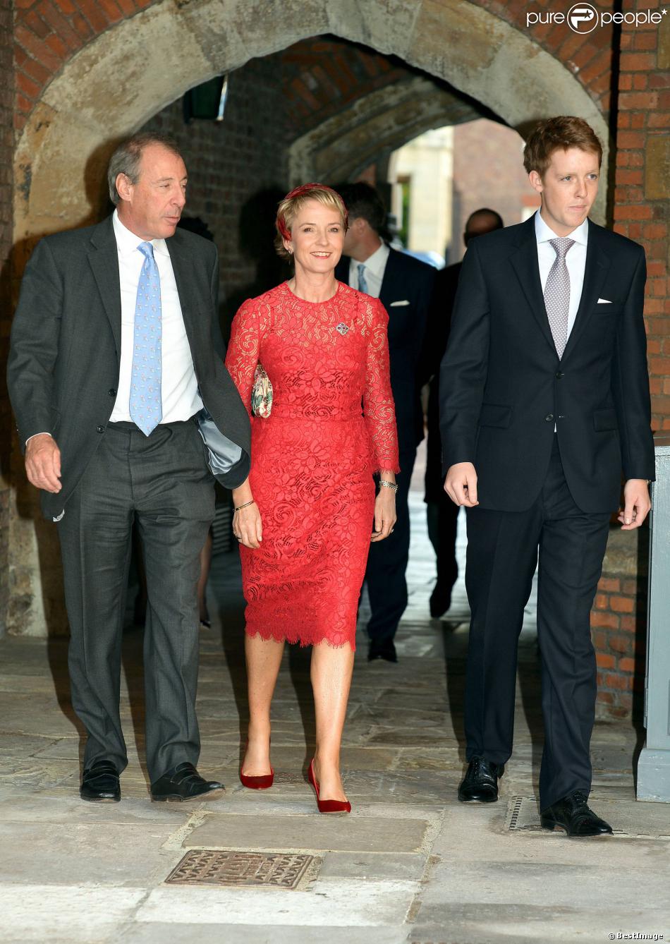 Michael et Julia Samuel (marraine) avec Hugh Grosvenor (parrain) au baptême du prince George de Cambridge, premier enfant du prince William et de Kate Middleton, en la chapelle royale du palais Saint James, à Londres, le 23 octobre 2013.