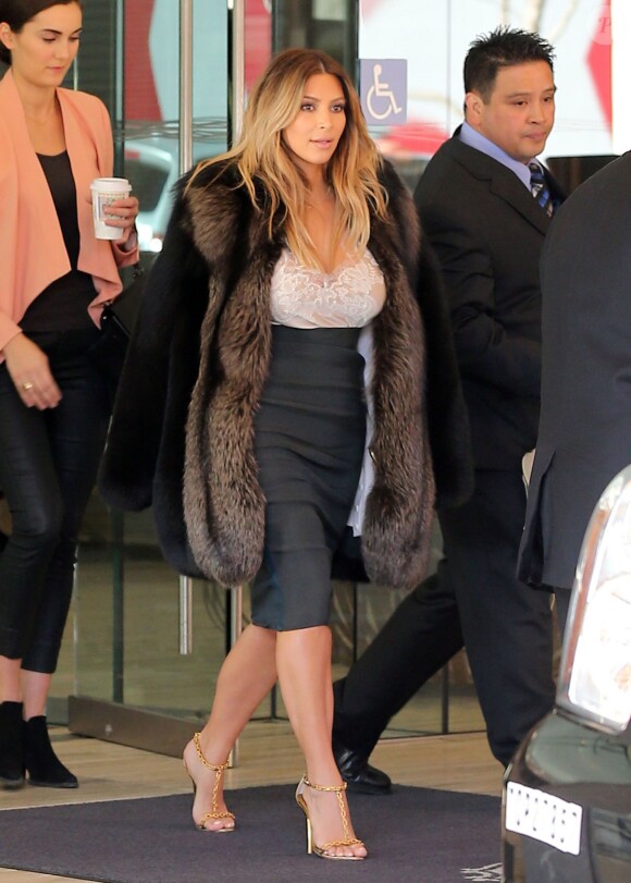 Kim Kardashian, recemment fiancée, sort d'un hôtel à San Francisco le 22 octobre 2013