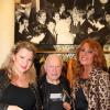 Cindy Lopes et Julie Pietri entourent Maurice Renoma lors des 50 ans de la boutique Renoma, à Paris, le 22 octobre 2013