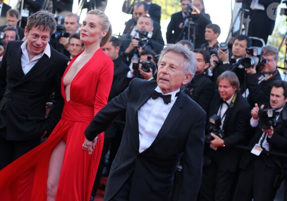 Emmanuelle Seigner, montant les marches du palais des festivals, pour la projections du film La Vénus à la fourrure avec son mari, le réalisateur Roman Polanski, le 25 mai 2013 : sa robe Alexandre Vauthier, ultradécolletée a fait parler d'elle !