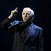 Le chanteur Charles Aznavour en concert au Royal Albert Hall à Londres, le 25 octobre 2013.