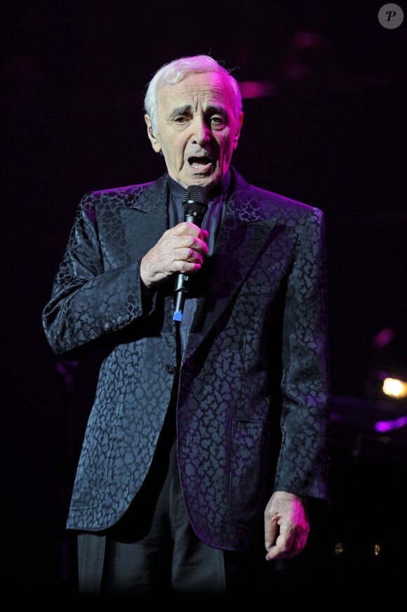 Le pilier de la chanson française Charles Aznavour en concert au Royal Albert Hall à Londres, le 25 octobre 2013.
