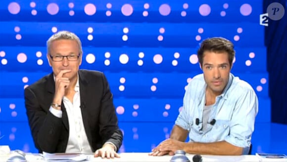 Laurent Ruquier et Nicolas Bedos, sur le plateau d'On n'est pas couché, le samedi 26 octobre 2013.
