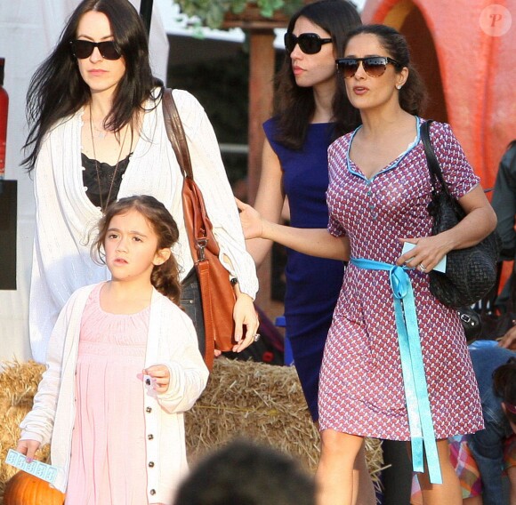 Salma Hayek emmène sa fille Valentina au "Mr. Bones Pumpkin Patch" à West Hollywood, le 26 octobre 2013.