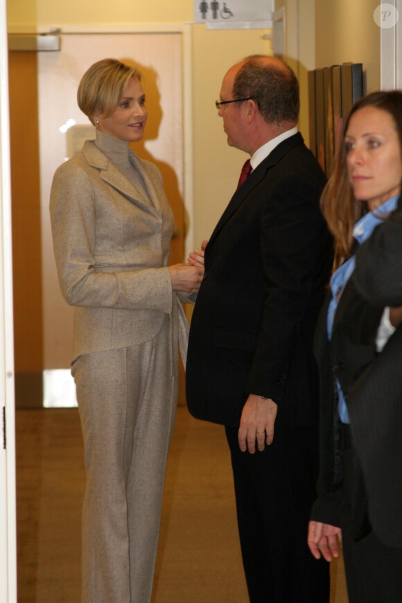 Le prince Albert II de Monaco, accompagné par la princesse Charlene, à Philadelphie le 26 octobre 2013 pour la signature d'un partenariat entre le centre hospitalier Princesse Grace en principauté et le Penn Medicine, le CHU de la capitale de l'Etat de Pennsylvanie.