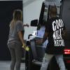 Kim Kardashian et son fiancé Kanye West remontent à bord de leur 4x4 Mercedes-Benz après un dîner en tête à tête. Los Angeles, le 27 octobre 2013.