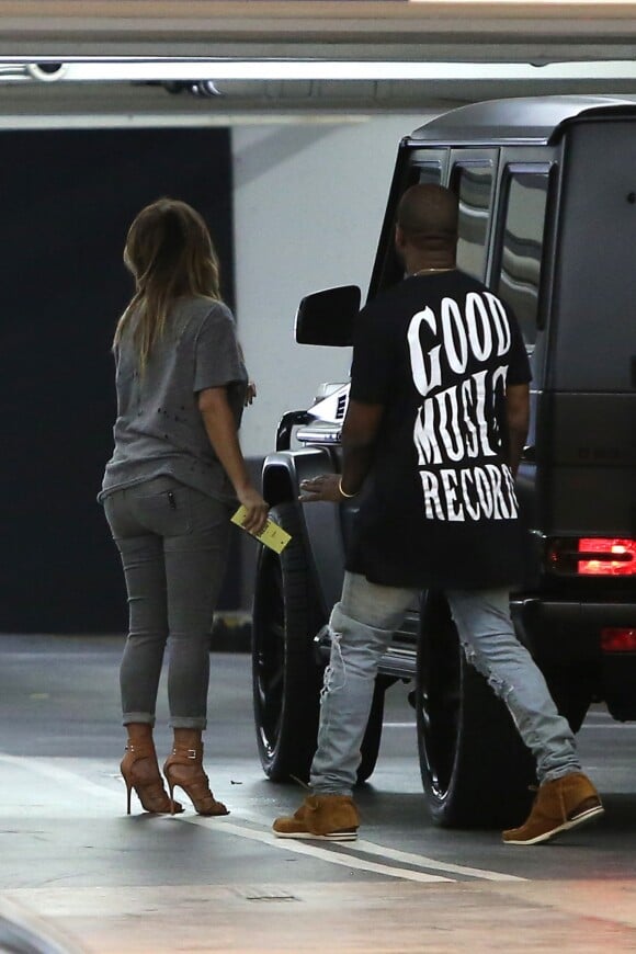 Kim Kardashian et Kanye West remontent à bord de leur 4x4 Mercedes-Benz après un dîner en tête à tête à Los Angeles. Le 27 octobre 2013.