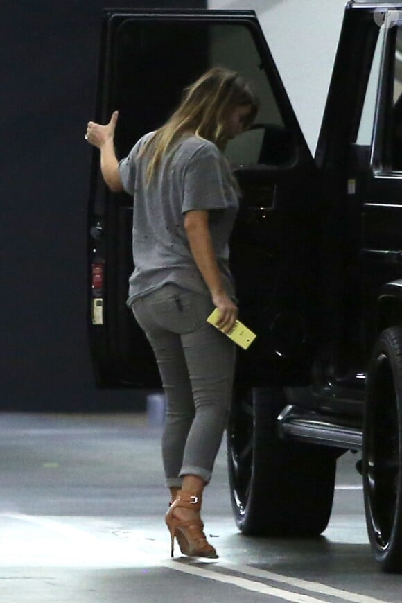 Kim Kardashian remonte à bord d'un 4x4 Mercedes-Benz après un dîner en tête à tête. Los Angeles, le 27 octobre 2013.