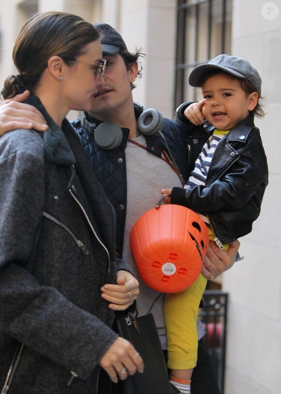 Miranda Kerr, Orlando Bloom et leur fils Flynn, une petite famille soudée à New York, malgré la séparation des parents. Le 28 octobre 2013.