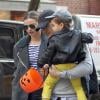 Miranda Kerr quitte son appartement avec Orlando Bloom et leur fils Flynn à New York. Le 28 octobre 2013.