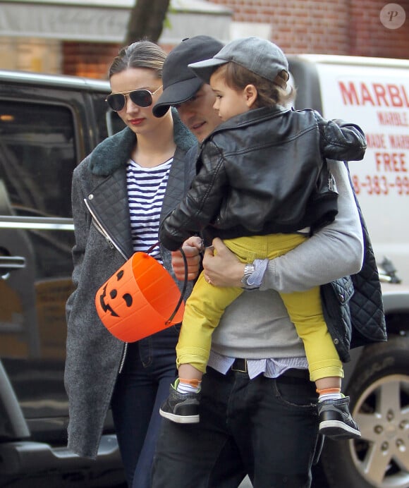 Miranda Kerr quitte son appartement avec Orlando Bloom et leur fils Flynn à New York. Le 28 octobre 2013.