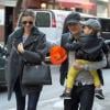 Miranda Kerr, Orlando Bloom et leur fils Flynn surpris dans le quartier de l'Upper East Side à New York. Le 28 octobre 2013.