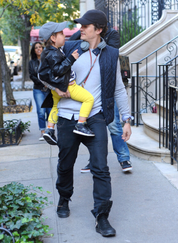 Orlando Bloom à New York pour Halloween, avec son petit Flynn, le lundi 28 octobre 2013.