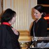 Juliette Greco reçoit les insignes de Commandeur de la Légion d'honneur au ministère de la Culture à Paris le 12 décembre 2012.