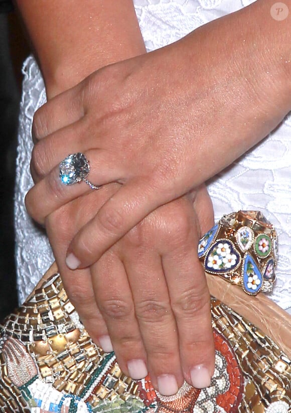 La jolie bangue de fiançailles de Kim Kardashian, offerte par Kanye West pour son 33e anniversaire. Las Vegas, le 26 octobre 2013.