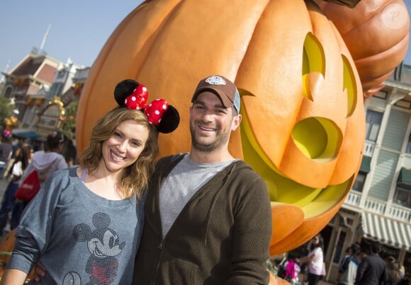 Alyssa Milano et son mari David Bugliari, de passage à Disneyland. Anaheim, le 26 octobre 2013.